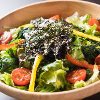 お肉と一緒にヘルシーに！焼肉に合うサラダ　825円(税込)